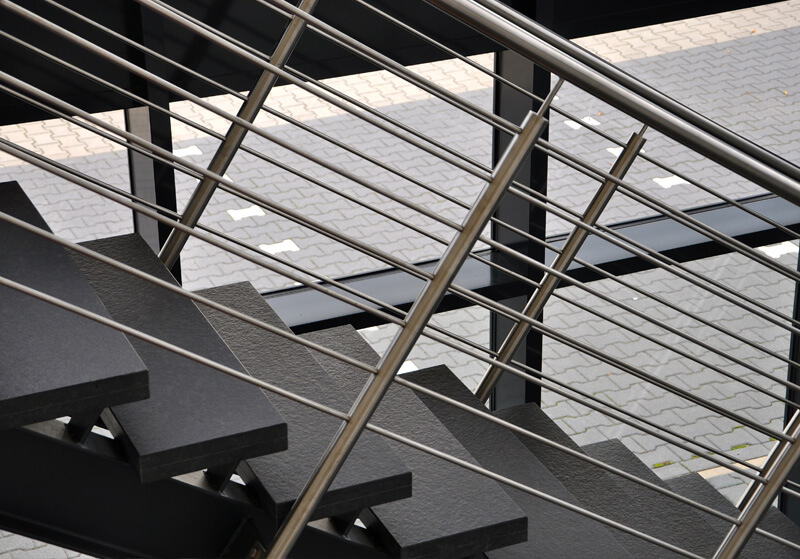 Konstrukcje stalowe schodów wewnętrznych – jakie schody wybrać